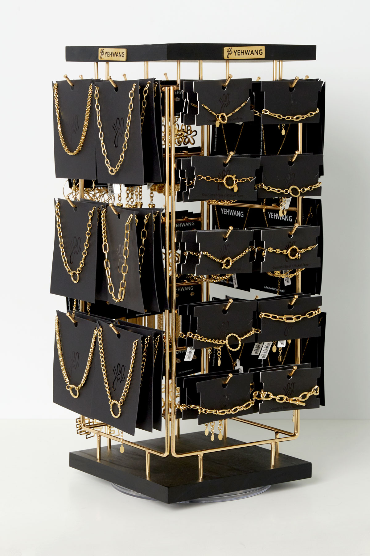 Présentoir rempli de colliers, bracelets et boucles d'oreilles